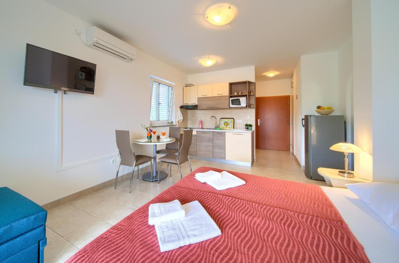 Apartments Ivica Krk Island 실로 외부 사진
