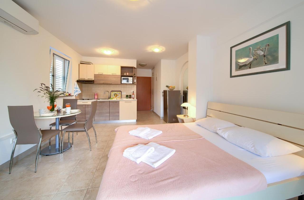 Apartments Ivica Krk Island 실로 외부 사진